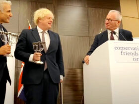 رئيس الوزراء البريطاني عقب تلقيه الهدية الإسرائيلية