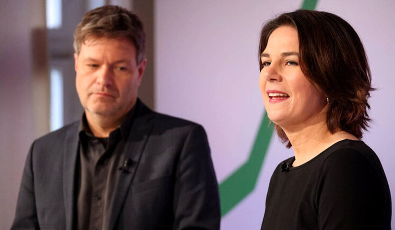 القياديان في حزب الخضر الألماني أنالينا بيربوك وروبرت هابيك