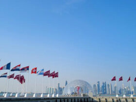 رفع العلم السعودي على كورنيش الدوحة