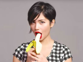 fille mange banane