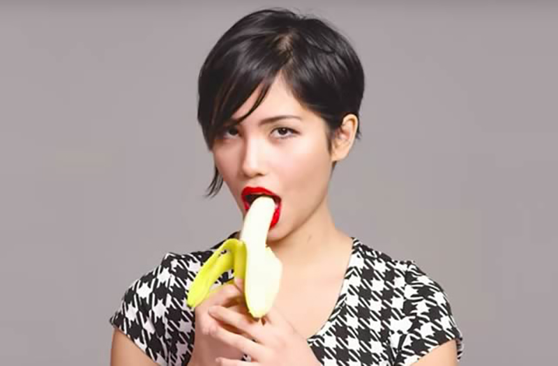 fille mange banane