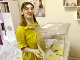 أطول امرأة في العالم تدلي بصوتها في رئاسيات تركيا