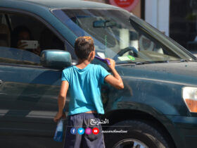 طفل ينظف بلور السيارات في الشوارع