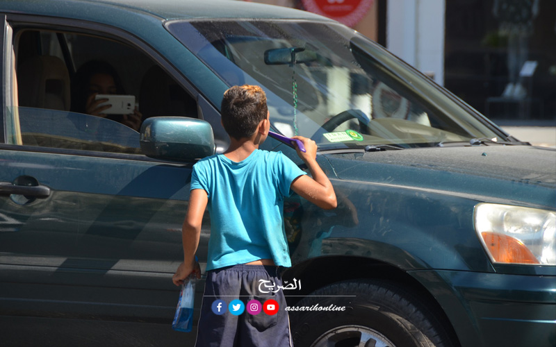 طفل ينظف بلور السيارات في الشوارع